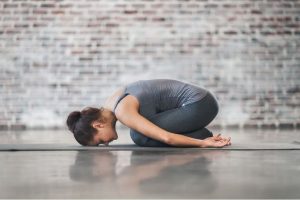 hacer yoga con el periodo