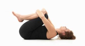 hacer yoga con el periodo